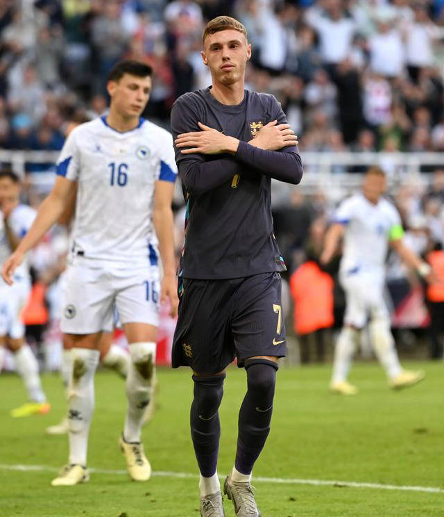 英格兰3-0轻取波黑，阿诺德飞吻准确！切尔西新星射进首球