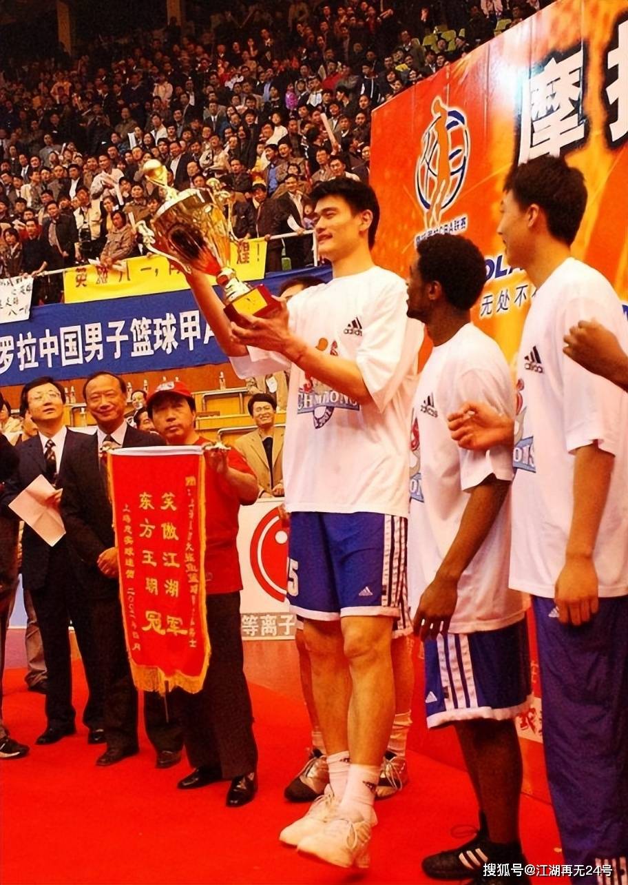 姚明打了8个赛季NBA，一共拿到9802分，那他5年CBA生涯拿了多少分