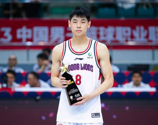 将来NBA之星，CBA强力后卫收到NBA面试邀请，父子都是强力球员