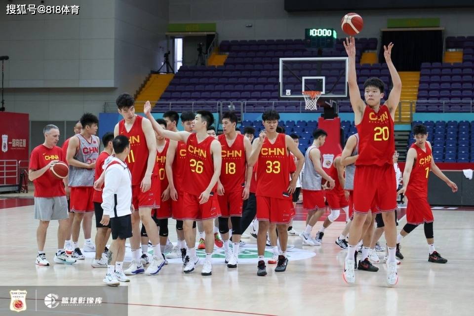 姚主席笑了!中国男篮20分惜败澳大利亚,对方7名NBA球员全上阵