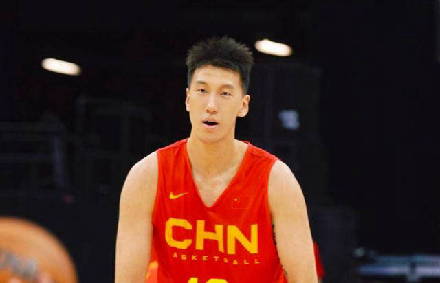 中国男篮在NBA夏季联赛惨败，球员怒骂并引发网友热议