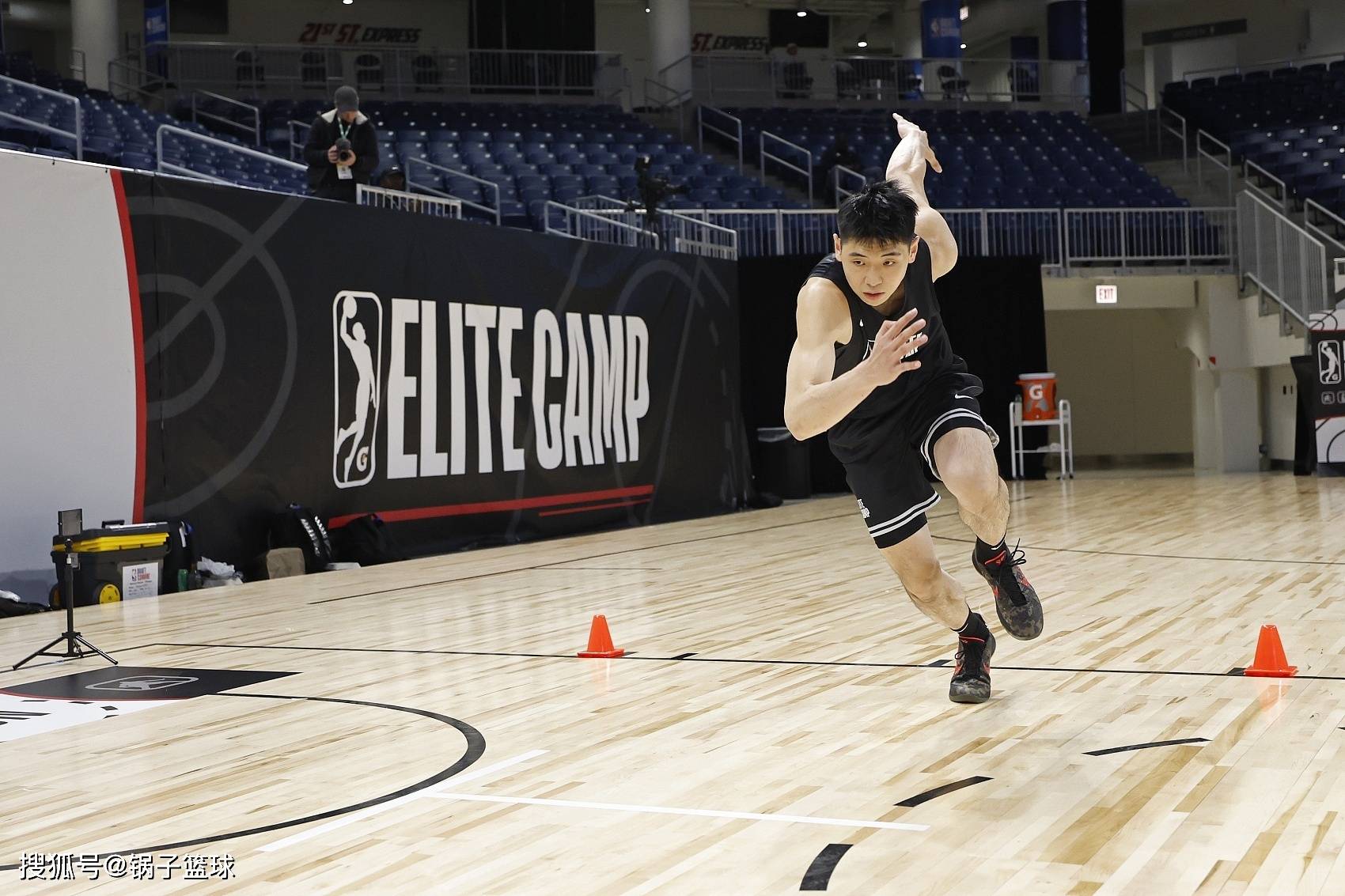 双向再签一人，崔永熙压力激增！留队名额仅剩1席 逐梦NBA难题不断