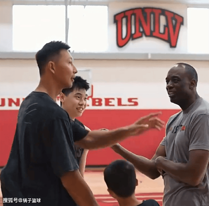 易建联观战，中国男篮4连败！NBA头条晒崔永熙3记三分 微笑拥抱郭士强