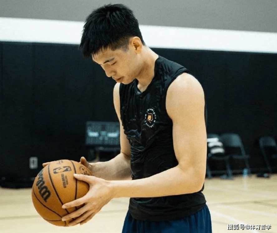 中国男篮输开拓者19分！易建联观战，给崔永熙传授NBA经验