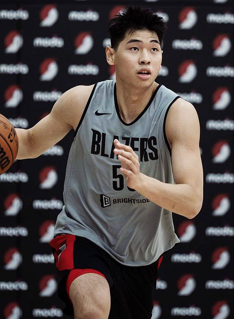 男篮新星冲NBA！崔永熙首秀4分钟连中三分送妙传 开拓者头条盛赞