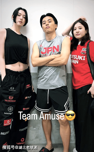 日本控卫被美女包围了！年龄成谜，没拿到与崔永熙一样的NBA合约