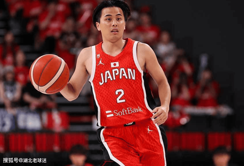 日本控卫被美女包围了！年龄成谜，没拿到与崔永熙一样的NBA合约