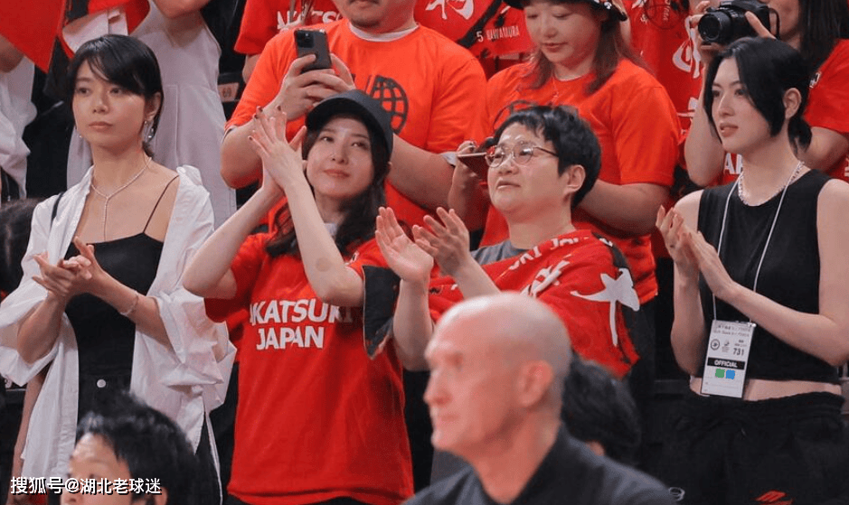 日本控卫被美女包围了！年龄成谜，没拿到与崔永熙一样的NBA合约