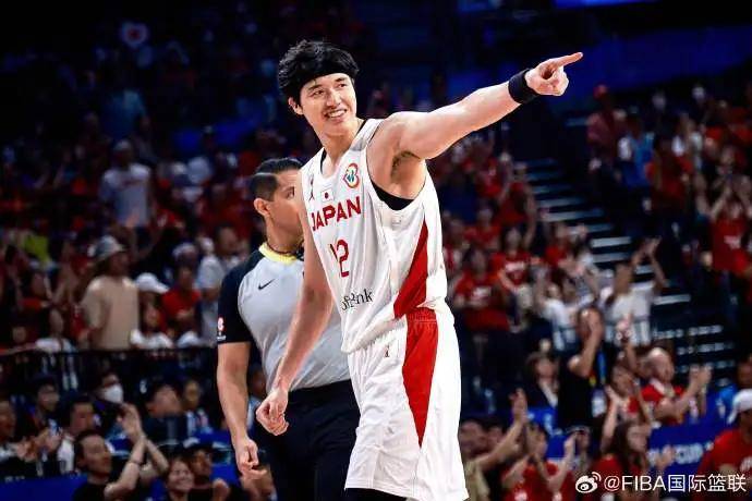 唉，中国男篮！年薪4亿日元啊！不打NBA就有史诗级大合约……