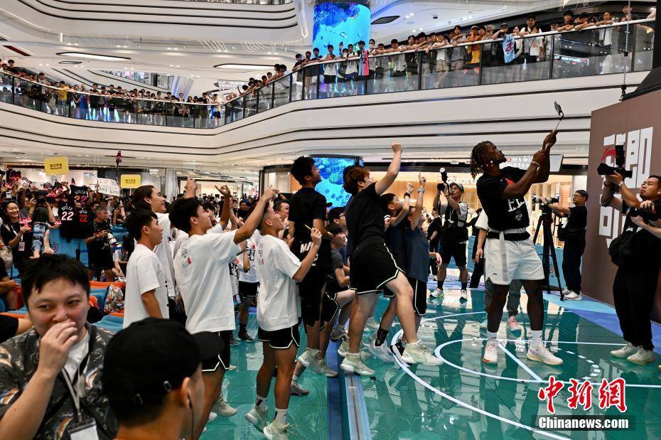 NBA球星吉米·巴特勒中国行香港首站 受球迷热情欢迎