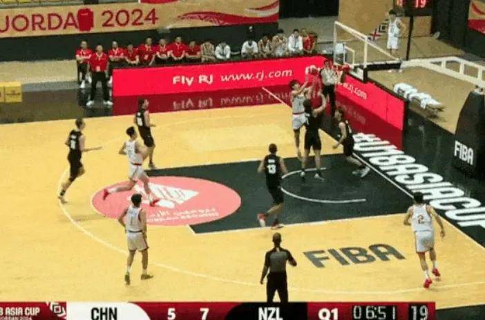 中国男篮金牌没了！半决赛15投砸出11铁！人家将来能打NBA……