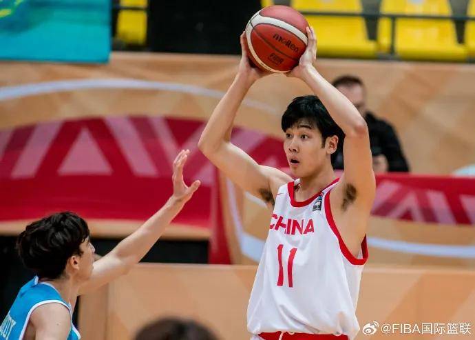 中国男篮金牌没了！半决赛15投砸出11铁！人家将来能打NBA……